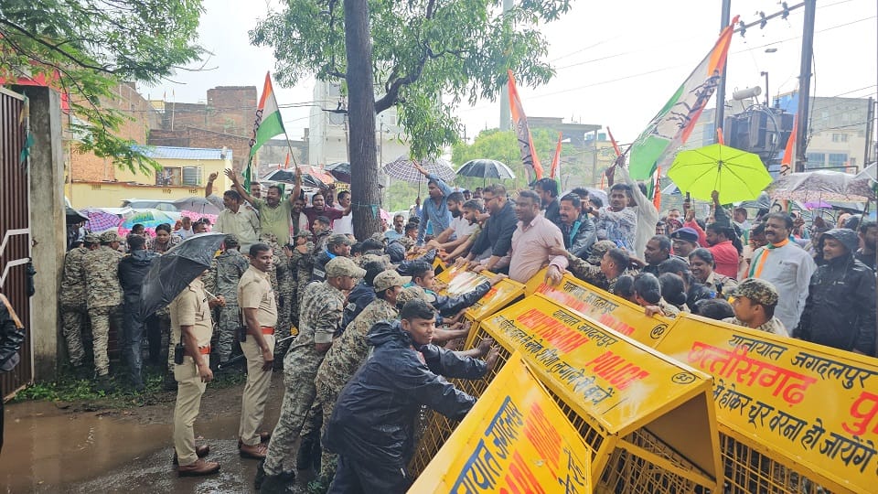 कांग्रेसियों को रोकने के लिए बैरिकेडिंग