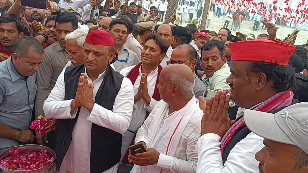 SP national president Akhilesh Yadav reached Farrukhabad paid tribute to former MP Chhote Singh Yadav