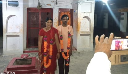 UP News  Lover came to meet wife husband caught them and got them married in temple got agreement letter