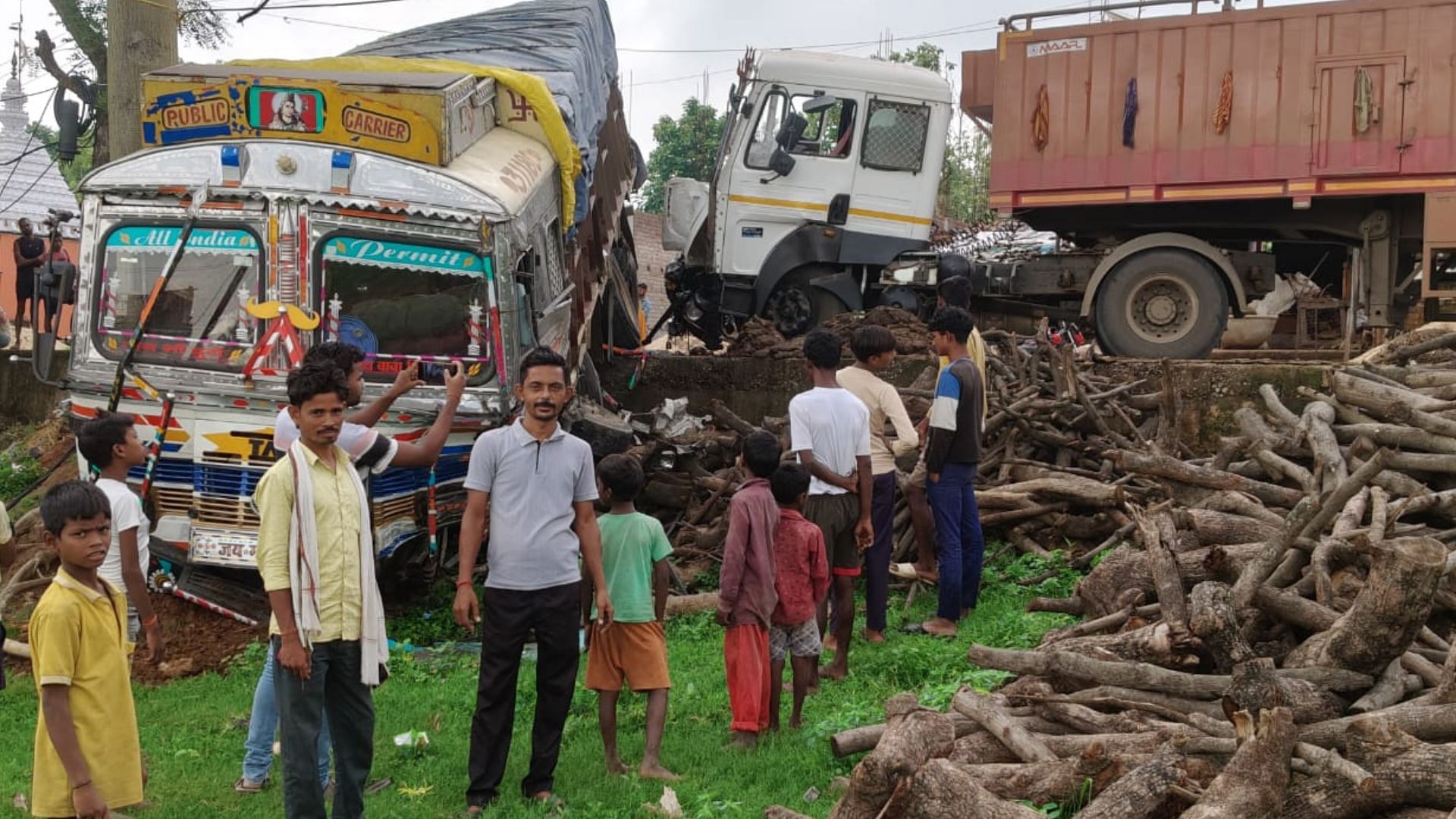 क्षतिग्रस्त ट्रक