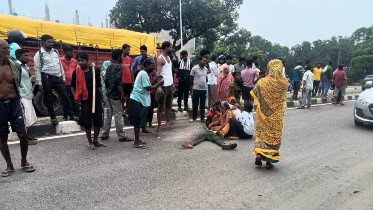 Lucknow: A young man was crushed by a speeding truck, his friend, saddened by his death