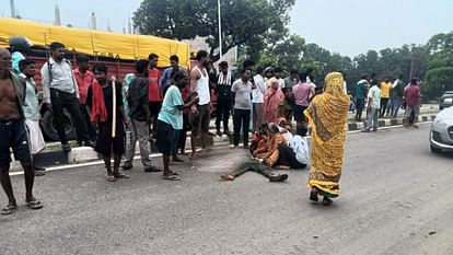 Lucknow: युवक को तेज रफ्तार ट्रक ने रौंदा, मौत से आहत होकर दोस्त ने ट्रेन के सामने कूदकर की आत्महत्या Lucknow: A young man was crushed by a speeding truck, his friend, saddened by his death
