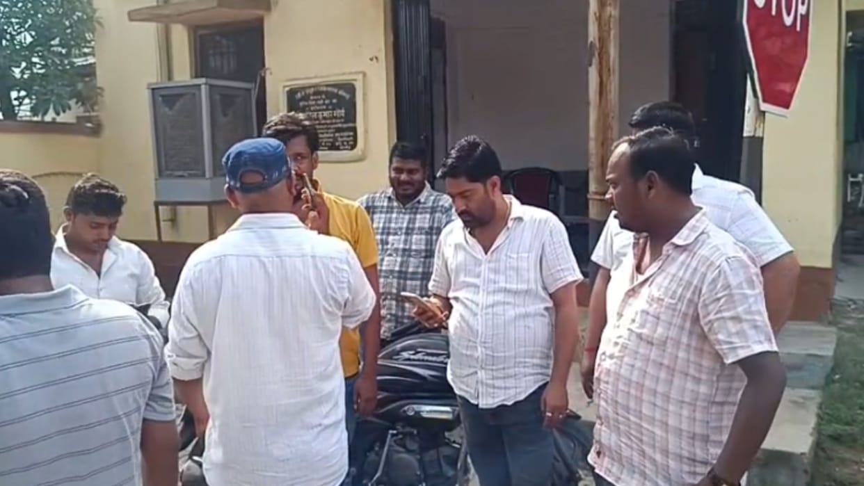 youth injured after colliding with vehicle of mining officer in Sonbhadra police filed FIR against injured