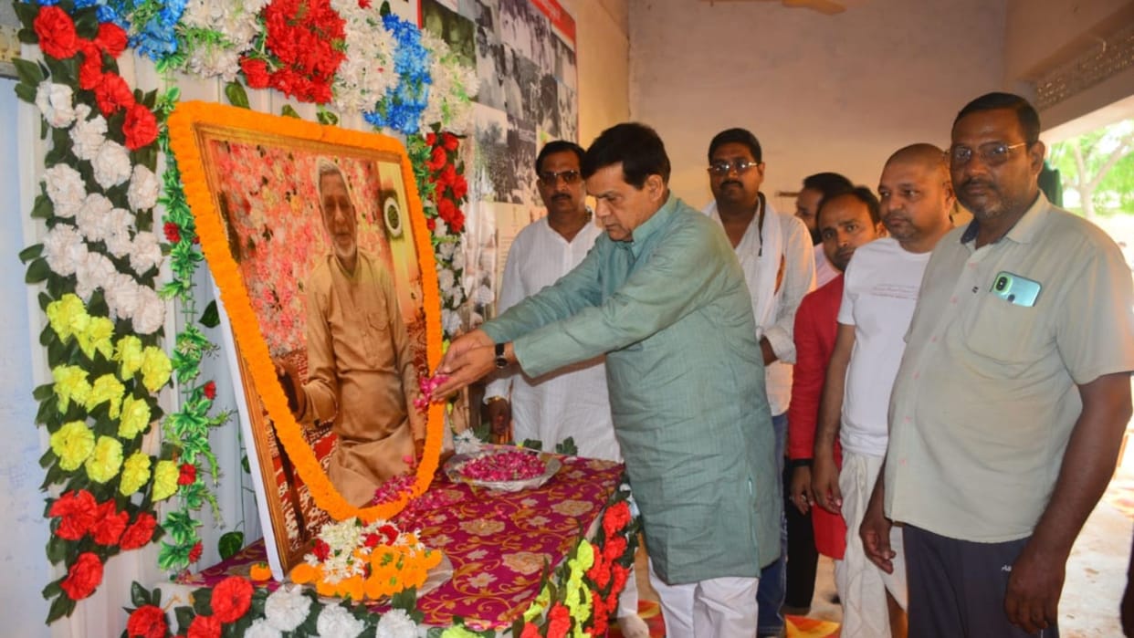 Energy Minister AK Sharma reached Lokbandhu Rajnarayan's residence
