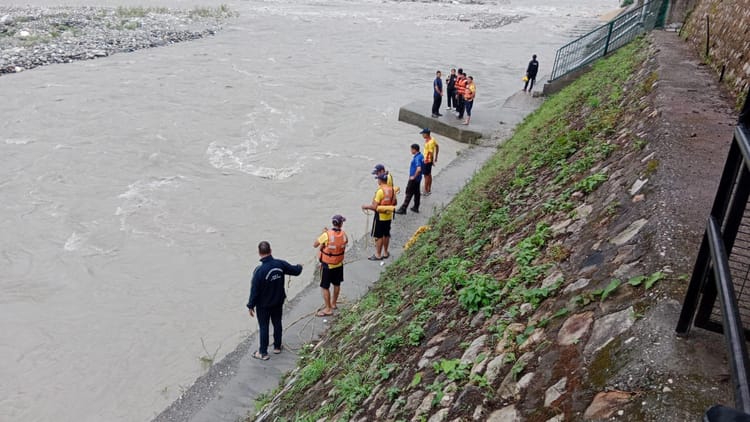 Uttarkashi: पति के साथ भागीरथी नदी से जल भरने गई थी महिला, पैर फिसलने से तेज बहाव में बही