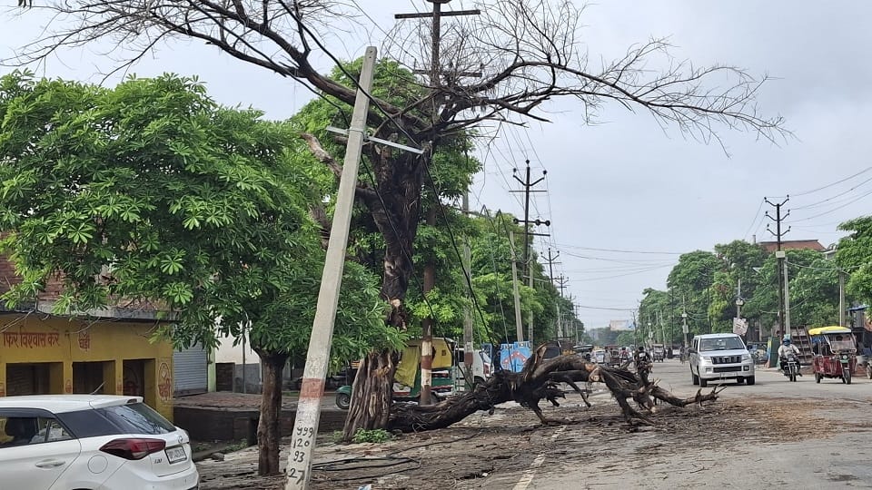 Saharanpur: 35 electric poles broken due to rain and strong wind, electricity supply to 12 villages cut off