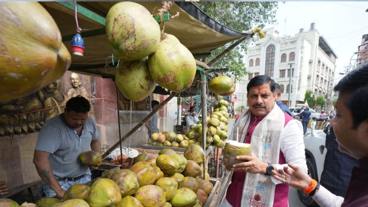 MP CM Mohan Yadav drank coconut water while standing on road in varanasi