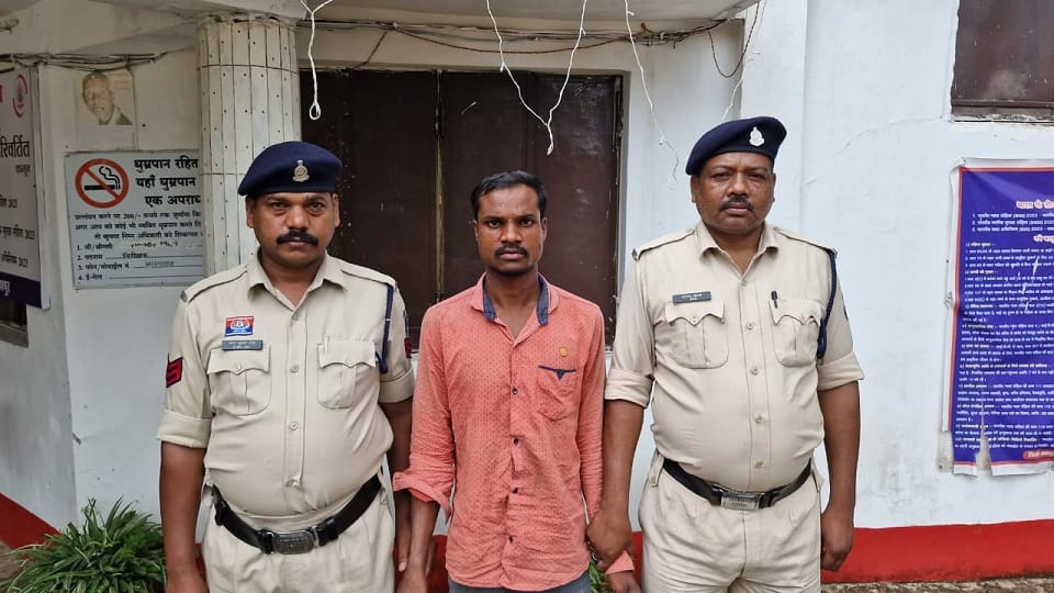 Jashpur triple murder case exposed Police arrested murderer from Ranchi Pramod became executioner in Jashpur