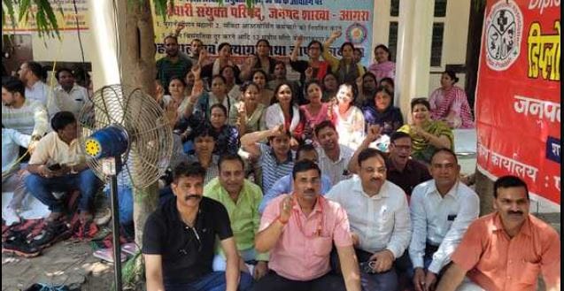 Satyagraha for 12 point demands including pension restoration hunger strike started in Sadar Tehsil