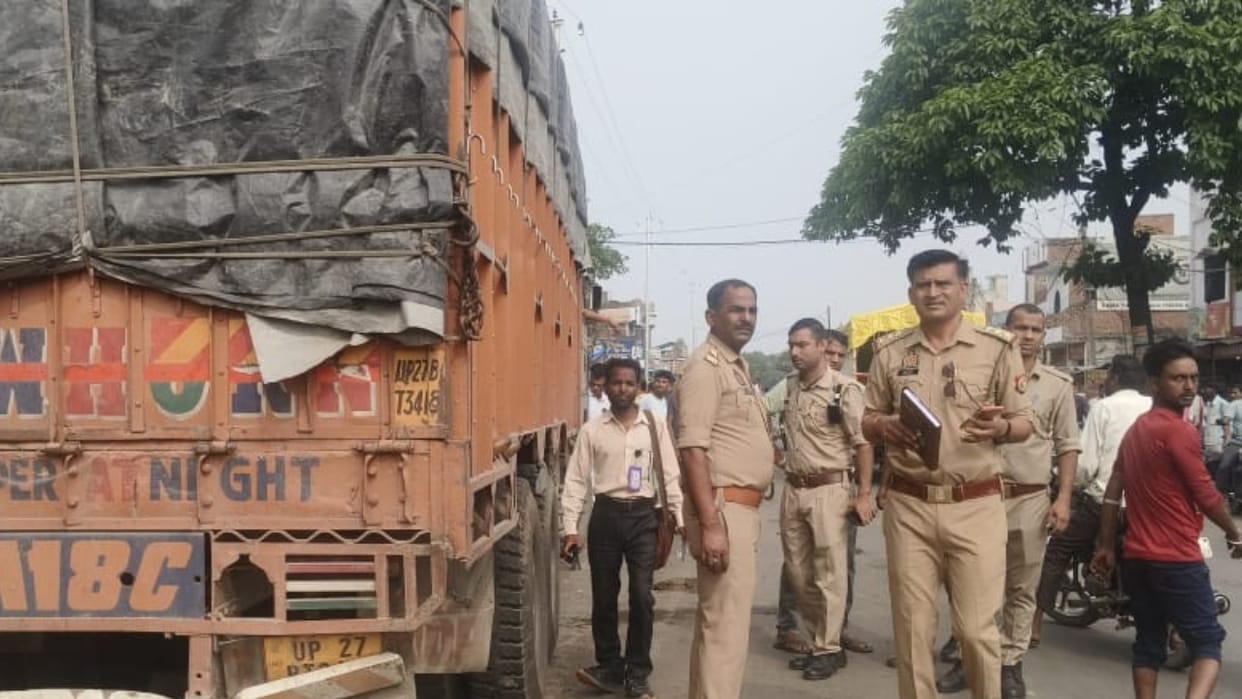 worker died after being crushed by truck in Puwaiyan Shahjahanpur