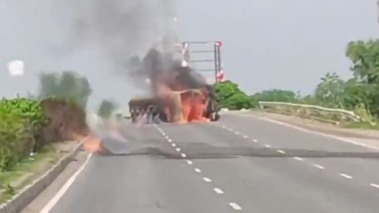 Rajasthan News: Tanker Turns Into Fireball After Overturning on Jaipur-Ajmer Highway, Driver Burnt Alive