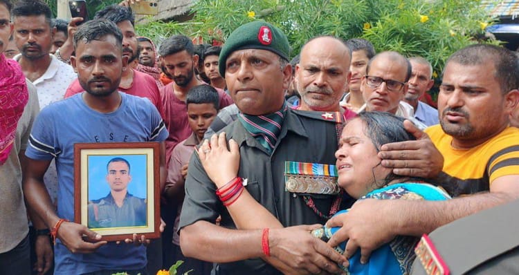 Bihar: गमगीन माहौल में वीर सपूत को अंतिम विदाई, सैन्य सम्मान के साथ हुआ अंतिम संस्कार