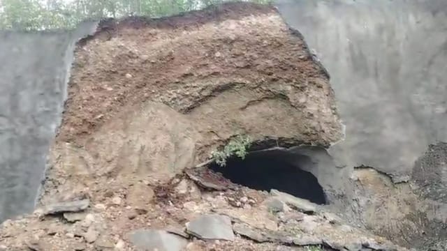 टनल का हिस्सा ढह गया