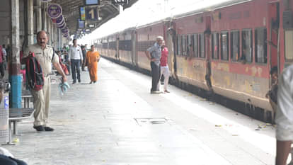 ट्रेन में कैंसर से पीड़ित बुजुर्ग की मौत