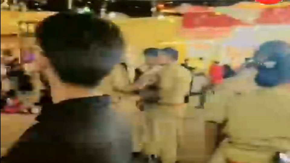 Meerut: Young man made indecent remarks on female policemen in Nauchandi fair, video goes viral