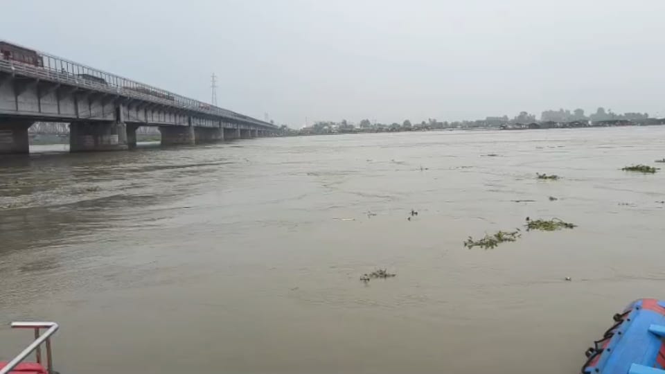 UP Rain in mountains water released from Bijnor barrage restlessness in Khadar due to increase in water level