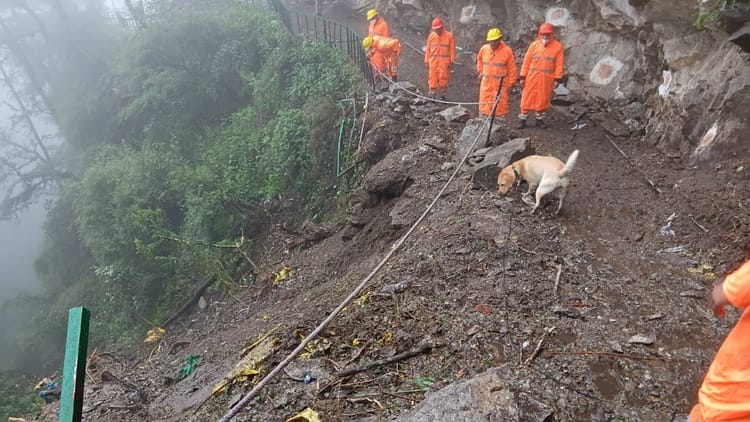 यमुनोत्री हादसा: मलबे में दबे लोगों की स्निफर डॉग से की गई तलाश, चट्टानों पर लटके बोल्डरों को हटाया, तस्वीरें