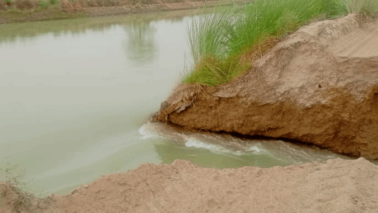 Due to breaking of unpaved track of Lakhawati Ganganahar 300 bigha crops got submerged