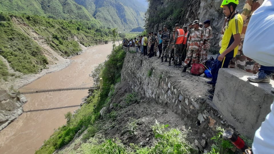 Rudraprayag Bus Accident Local people ran to help after hearing cries In Alaknanda River risked their lives to