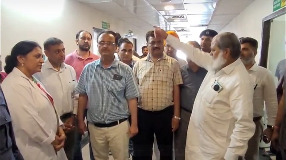 Minister Anil Vij angry on hospital administration in Ambala