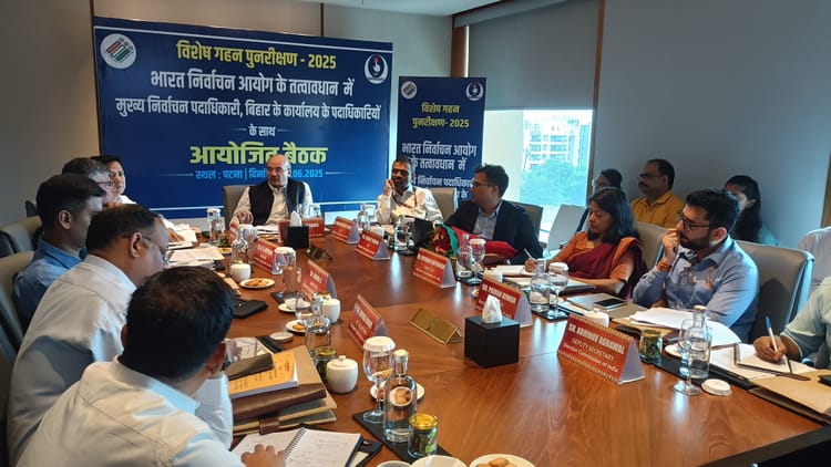 Bihar Election 2025 : चुनाव आयोग की टीम पहुंची पटना, बिहार चुनाव से जुड़ी दो तारीखें घोषित; क्या होगा आगे?