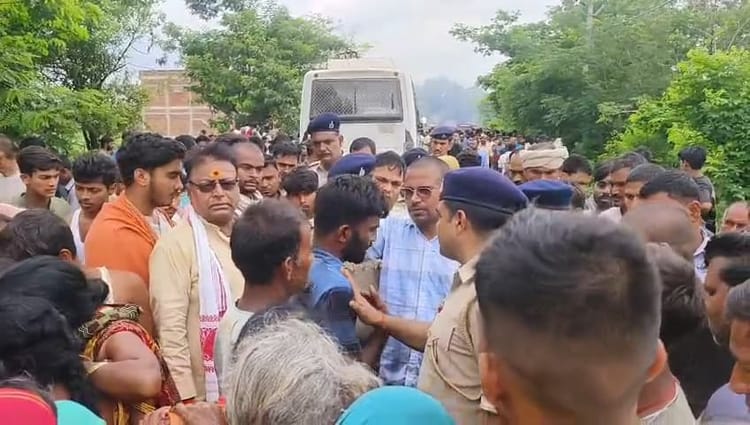 Bihar News: स्कूल जा रहे छात्र को स्कार्पियो ने कुचला, मौत के बाद लोगों ने किया बवाल, गाड़ी में लगाई आग