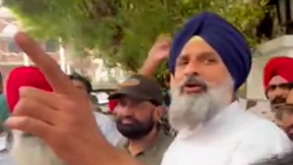 बिक्रम मजीठिया को गिरफ्तार कर ले जाते पुलिसकर्मी। फाइल