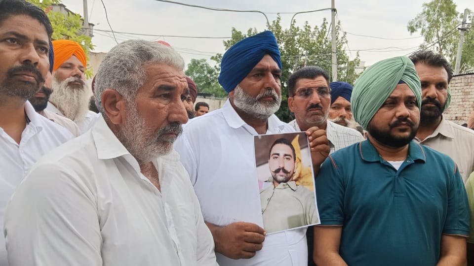 Farmer Is Missing Went To Do Farming Across Border In Firozepur Pakistan  Rangers Of Detaining Him - Amar Ujala Hindi News Live - किसान को उठा ले गए  पाक रेंजर्स:फेंसिंग पार खेती