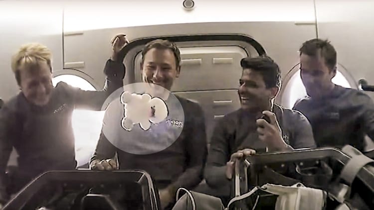 New Crew Member Of The Axiom-4 Mission Toy Swan Named Joy Floating In Dragon Spacecraft – Amar Ujala Hindi News Live