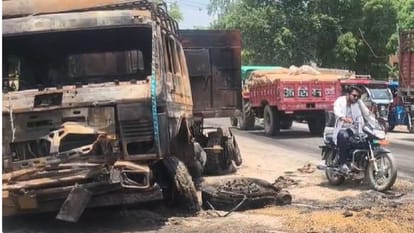 Tragic accident in Etah: A truck and dumper collided on  narrow culvert driver was burnt alive