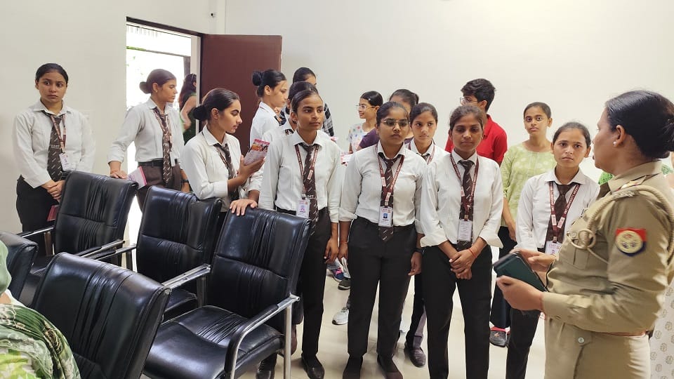 Meerut: Girl students visited Ganganagar police station and asked - If a woman commits a crime...