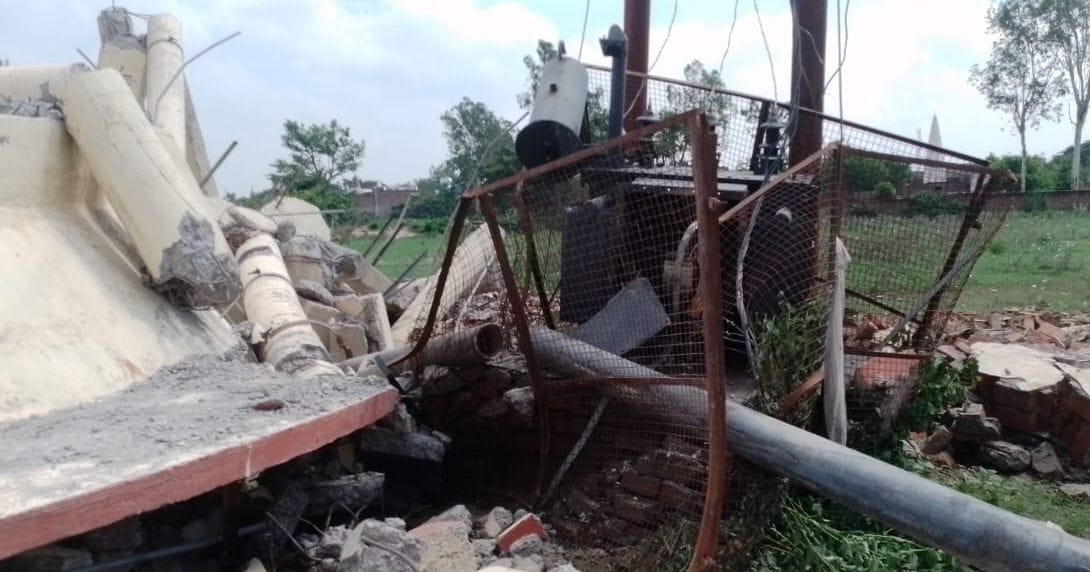 water tank fell with loud explosion in residential colony