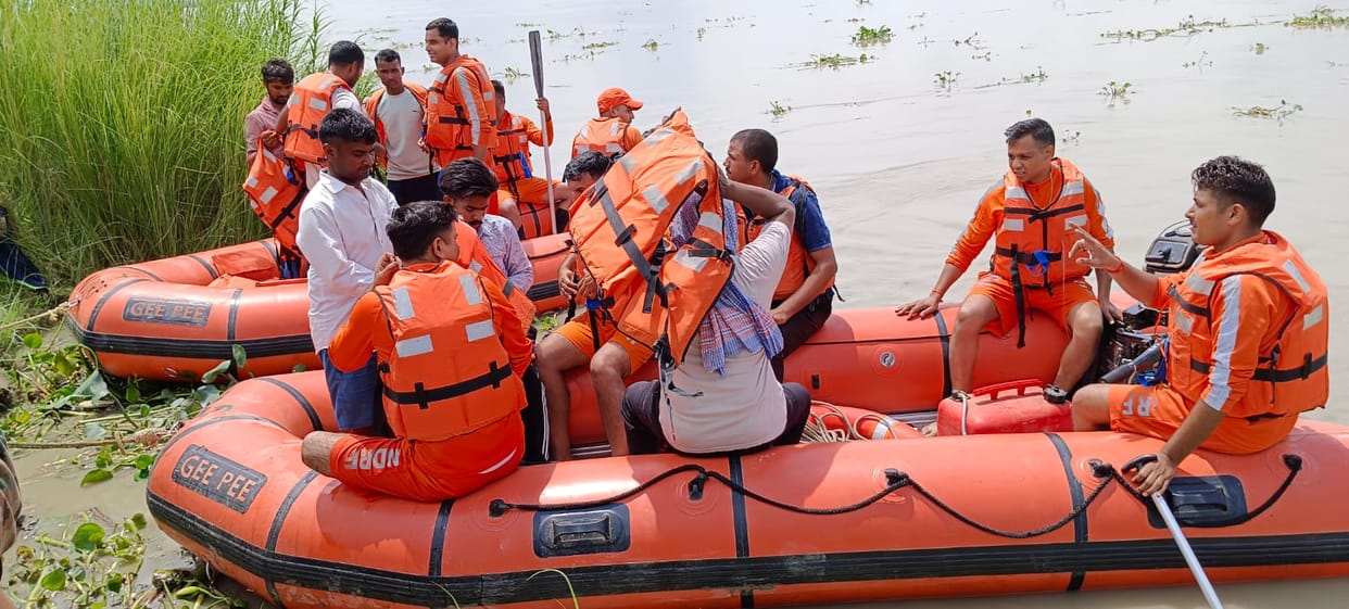 Flood relief mock drill in Hastinapur: Rehearsal to save people drowning in Ganga, awareness among villagers
