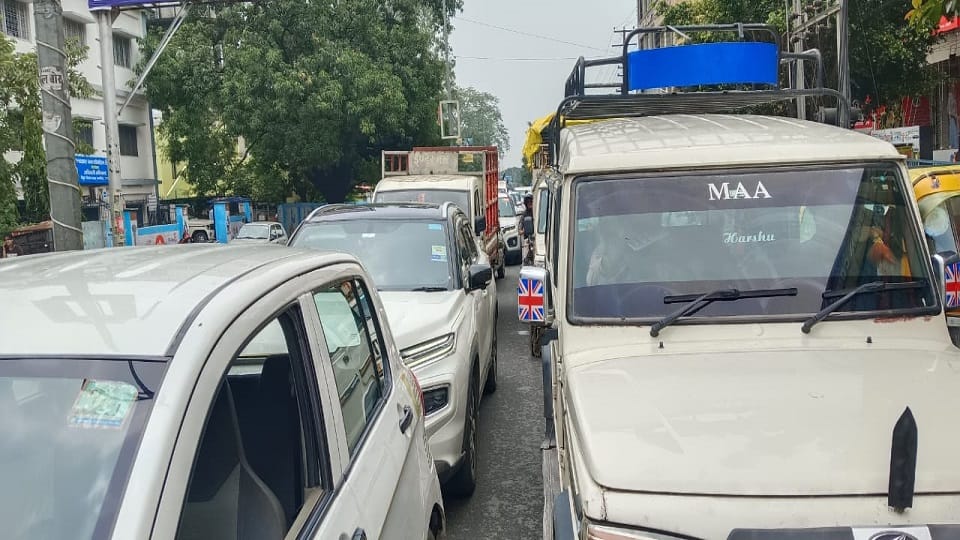 There was a jam in Haldwani city due to VIP movement