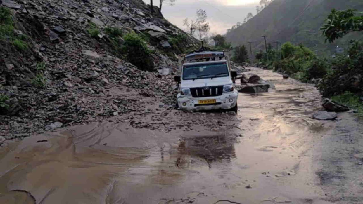 Vehicles stuck in heavy debris due to rain Nandprayag-Nandanagar road closed Chamoli News