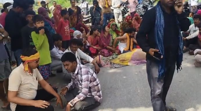 Orai A young man died in a road accident his family members accused four youths of murder and blocked the road