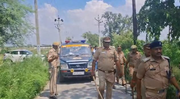 Etawah Protest against filing of FIR against story tellers heavy stone pelting on police vehicle damaged