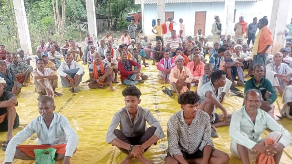 किसानों ने एसडीएम कार्यालय का किया घेराव