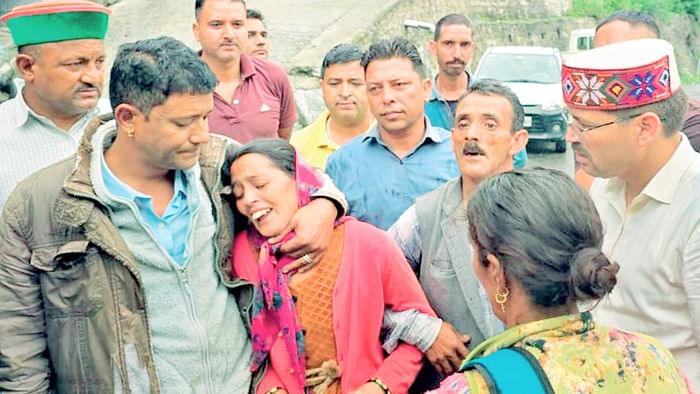 Kullu Cloudburst: देखते-देखते पल भर में सात पुल, चार मकान और तीन लोग बह गए, तस्वीरों में देखें तबाही Kullu Cloudburst: Seven bridges, four houses and three people were washed away in a moment, see the devastatio