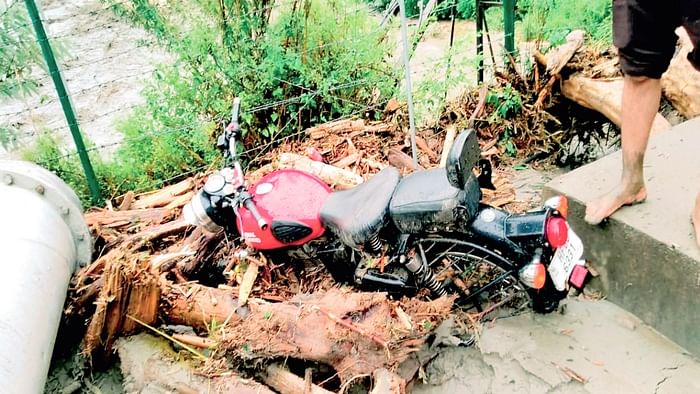 Kullu Cloudburst: देखते-देखते पल भर में सात पुल, चार मकान और तीन लोग बह गए, तस्वीरों में देखें तबाही Kullu Cloudburst: Seven bridges, four houses and three people were washed away in a moment, see the devastatio