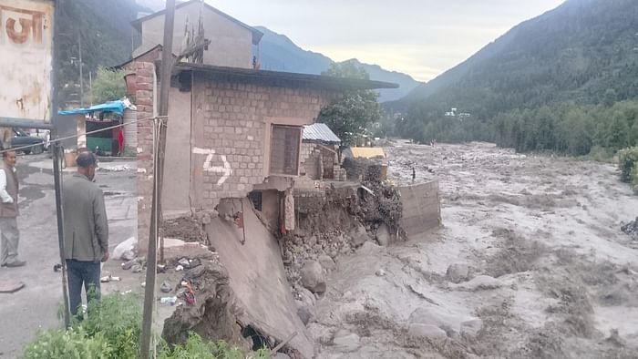 Kullu Cloudburst: देखते-देखते पल भर में सात पुल, चार मकान और तीन लोग बह गए, तस्वीरों में देखें तबाही Kullu Cloudburst: Seven bridges, four houses and three people were washed away in a moment, see the devastatio