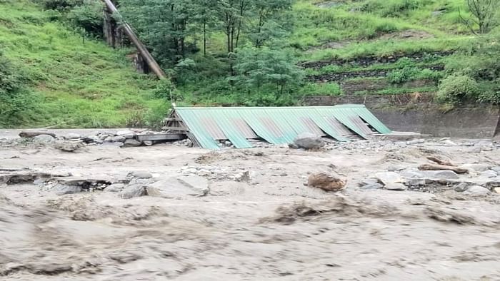 Kullu Cloudburst: देखते-देखते पल भर में सात पुल, चार मकान और तीन लोग बह गए, तस्वीरों में देखें तबाही Kullu Cloudburst: Seven bridges, four houses and three people were washed away in a moment, see the devastatio