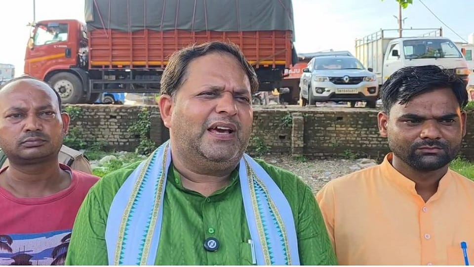 Mayor Vikas Sharma inspected the dilapidated electricity system in rudrapur