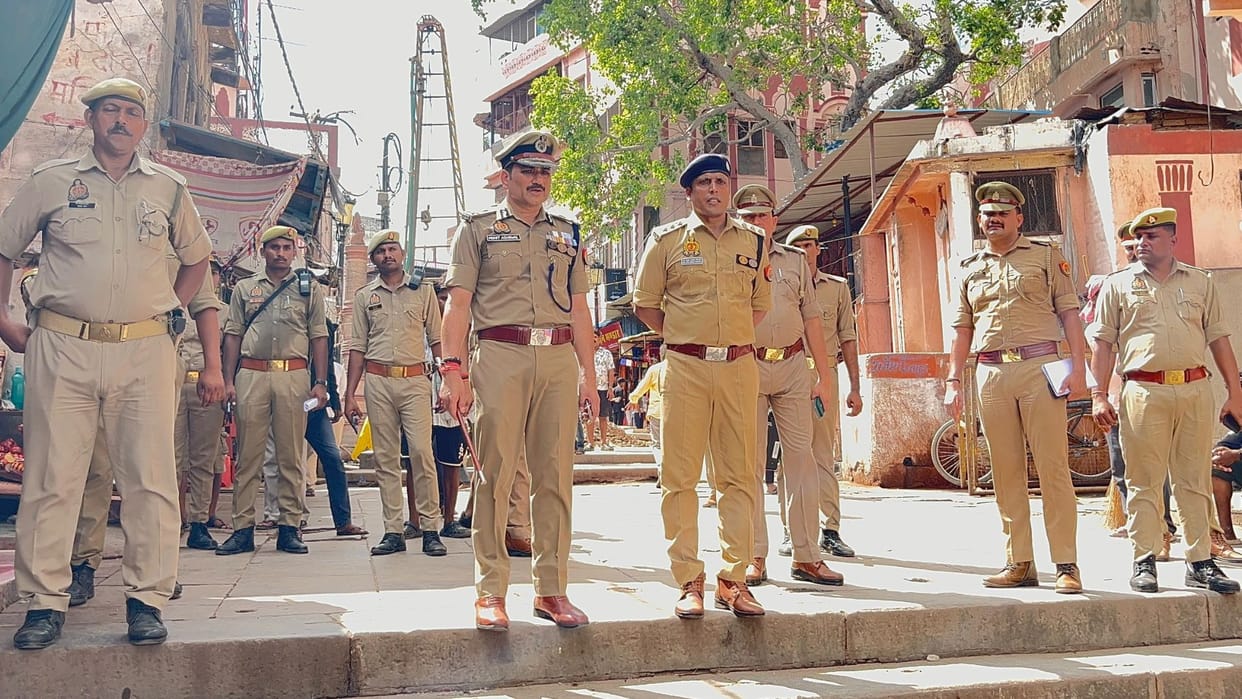 Inspection and meeting of Police Commissioner Mohit Agarwal at Tourist and Sarnath Police Station