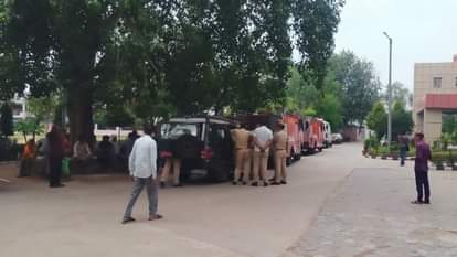 मौके पर मौजूद सुरक्षा टीमें