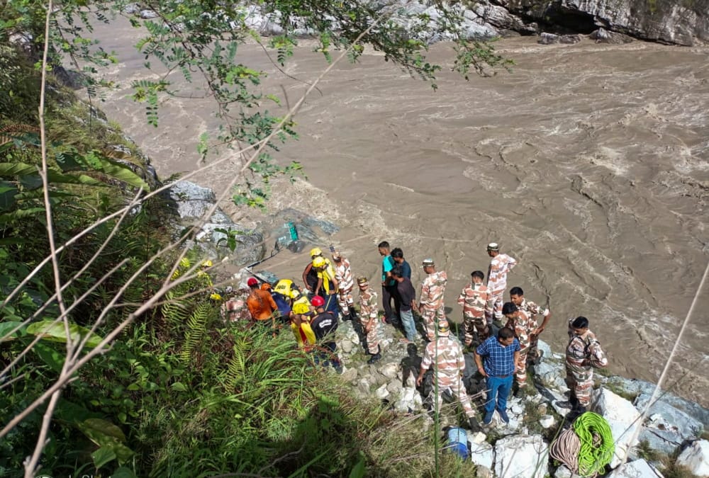 Rudraprayag Bus Accident Local people ran to help after hearing cries In Alaknanda River risked their lives to