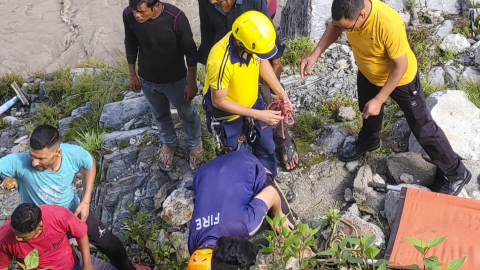 Rudraprayag Bus Accident Local people ran to help after hearing cries In Alaknanda River risked their lives to