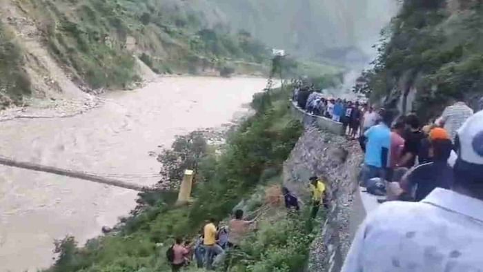 Rudraprayag Accident Vehicle carrying passengers going for Badrinath Darshan crashes death and injury