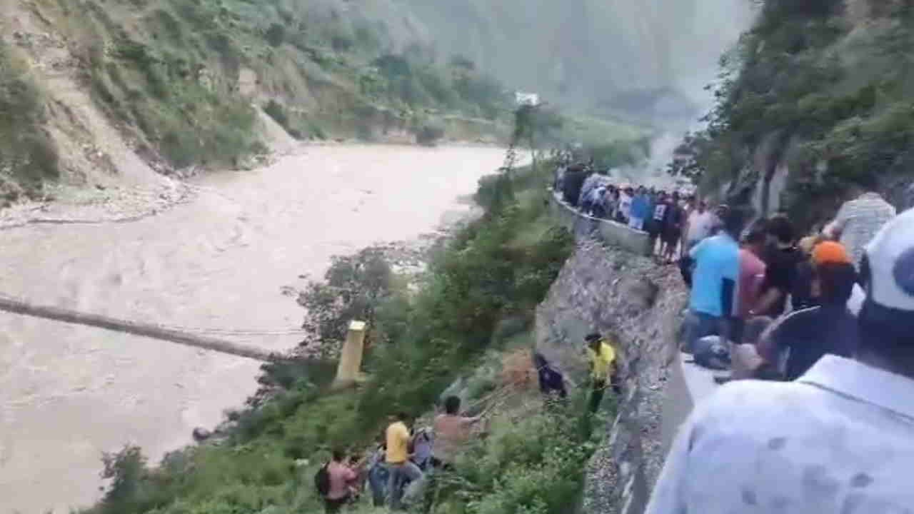 Rudraprayag Accident Vehicle carrying passengers going for Badrinath Darshan crashes death and injury