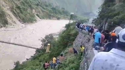 ऋषिकेश-बदरीनाथ हाईवे पर बड़ा हादसा: टेंपो-ट्रेवलर नदी में गिरा, नौ लोगों का रेस्क्यू, कई लोगों की मौत की आशंका Tempo Traveller crashed near Gholthir on Rishikesh Badrinath Highway Accident Rudraprayag Uttarakhand News
